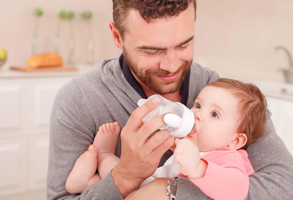 Renversement des rôles dans les soins pour bébé: laissez le bébé se lier avec papa!