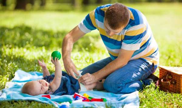 Est-il OK de changer la couche de bébé en public?