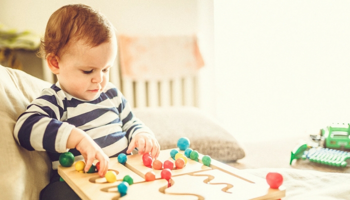 J'ai essayé d'être une maman Montessori, mais maintenant je veux que nos jouets en plastique de merde reviennent le plus tôt possible