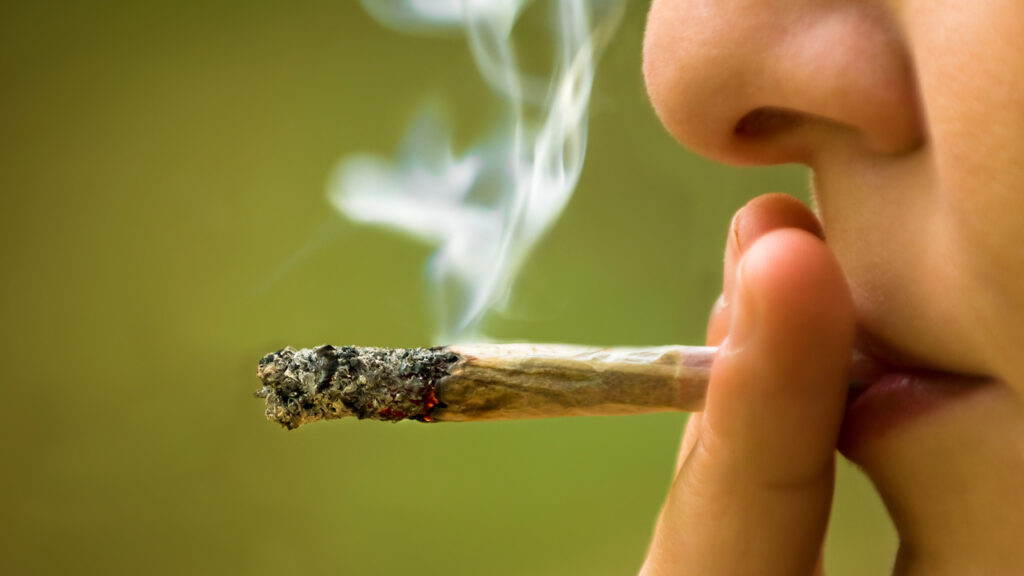 J'ai eu une attitude détendue à propos du tabagisme récréatif, jusqu'à ce que je voie mon high de 13 ans