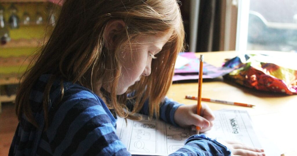 Je ne vérifie pas les notes de mes enfants en ligne ni ne surveille leurs devoirs - pas du tout