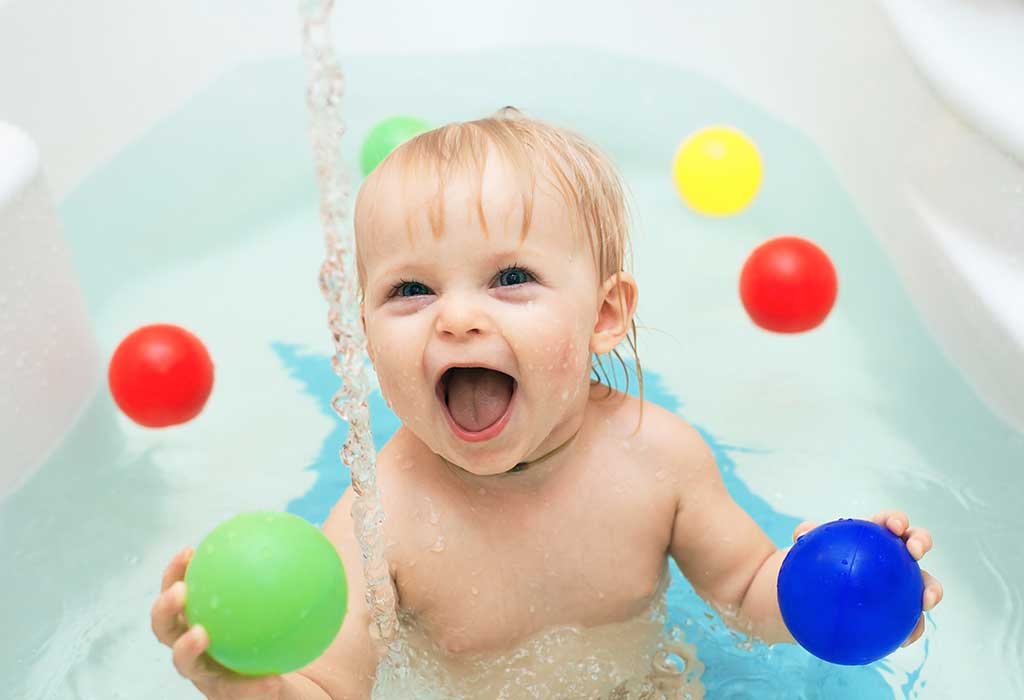 Jeu aquatique pour bébés et tout-petits - Avantages et activités amusantes 6 Jeu aquatique pour bébés et tout-petits - Avantages et activités amusantes
