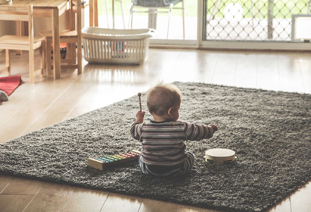 jouer avec votre bébé sans trop dépenser