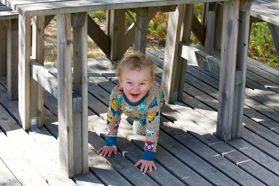 jouer à cache-cache avec des bébés