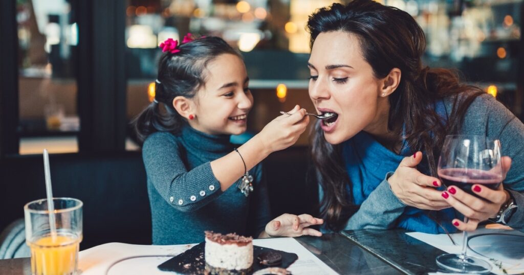 Juste une liste de plus de 60 restaurants où les enfants mangent gratuitement tous les jours de la semaine