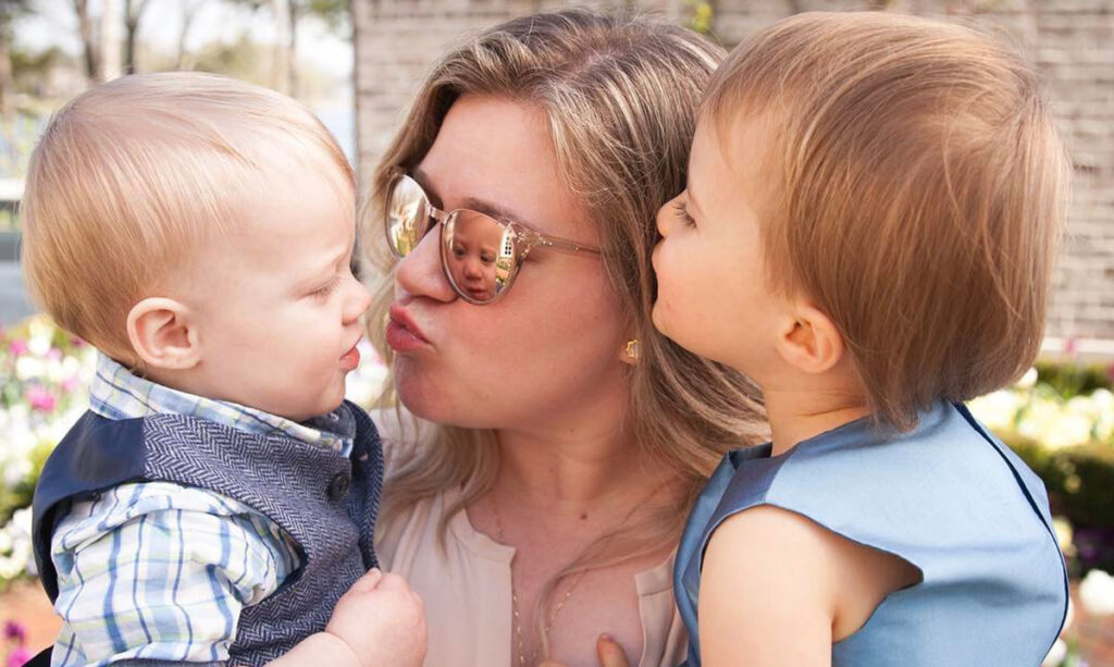 Kelly Clarkson admet avoir donné la fessée à ses enfants comme discipline 5 Kelly Clarkson admet avoir donné la fessée à ses enfants comme discipline