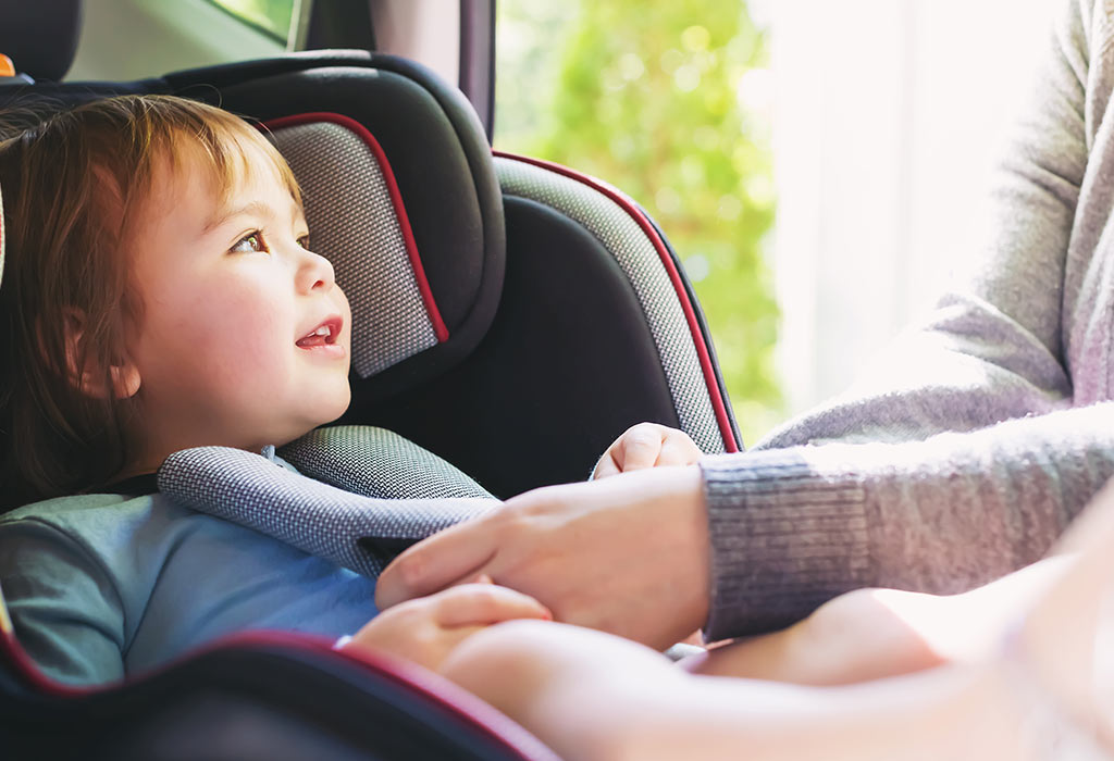 Connaissez le bon âge pour que votre enfant puisse faire face à… 3 Âge correct pour l'enfant face à l'avant dans le siège d'auto