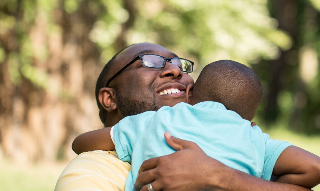 La science dit que l'étreinte est bonne pour les enfants
