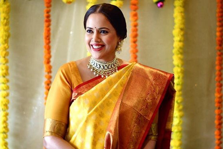 La dernière photo de la fille nouveau-née de Sameera Reddy serrée dans ses bras parle de volumes d'amour