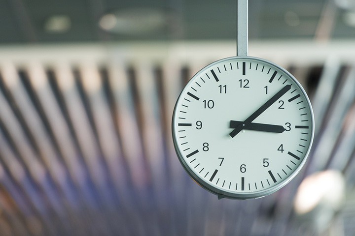 Pourquoi les horloges fonctionnent-elles dans le sens horaire?