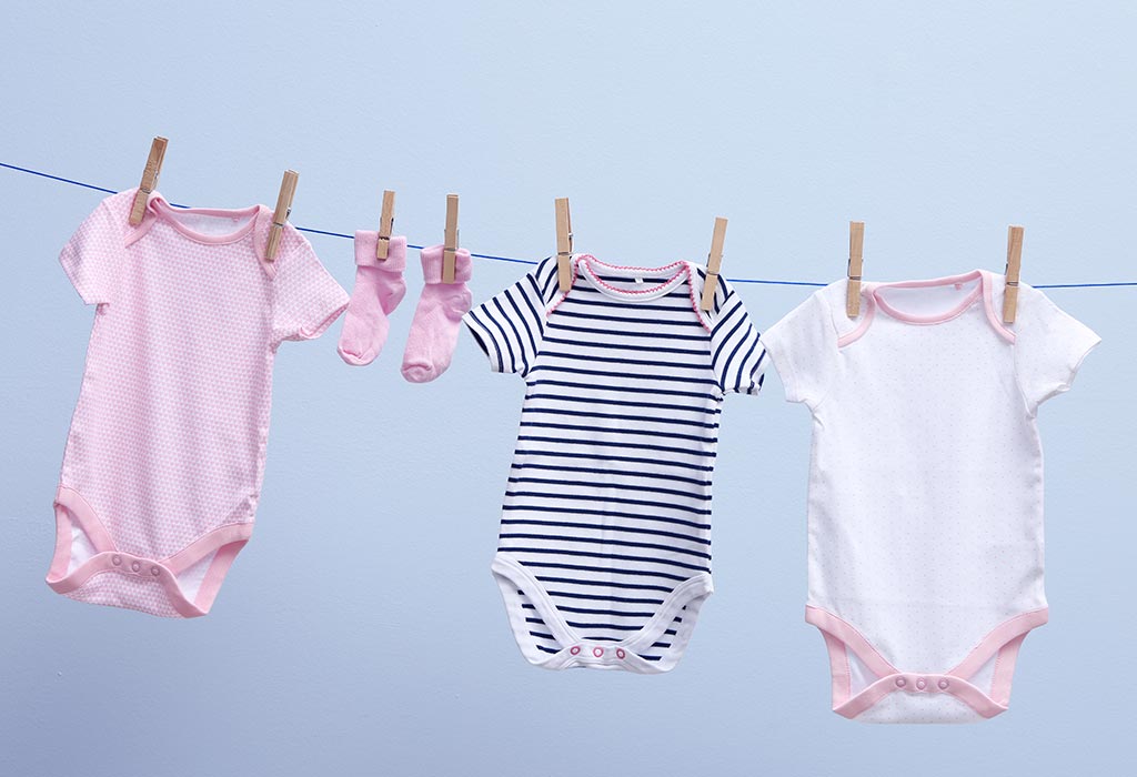 Laver les vêtements de votre bébé - Comment le faire correctement 2 Vêtements bébé accroché à une corde