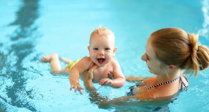 le bon âge pour emmener votre bébé nager