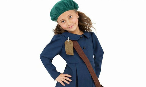 Le costume d’évacué d’Anne Frank a les parents dans les bras