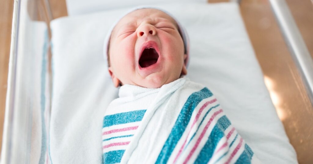 Le développement et les jalons de votre bébé d'une semaine