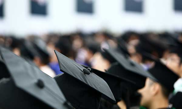 Le directeur fait une remarque raciste à la remise des diplômes et le blâme sur le diable