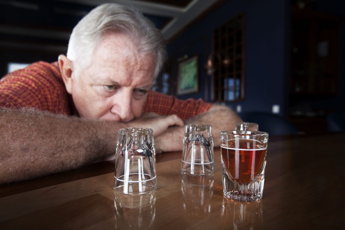 Le risque de suicide chez les alcooliques augmente avec l'âge