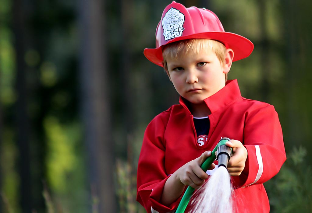 Les 15 meilleurs conseils de sécurité incendie pour les enfants 4 Un petit garçon avec un tuyau d'eau