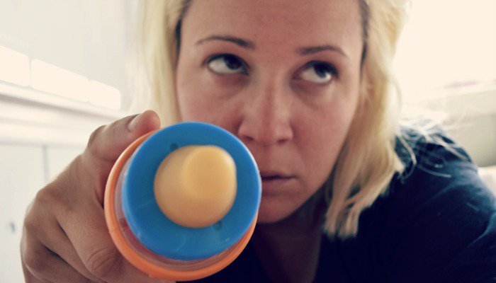Les 5 étapes du deuil que chaque maman traverse en réalisant que son bébé est un dormeur Sh * tty