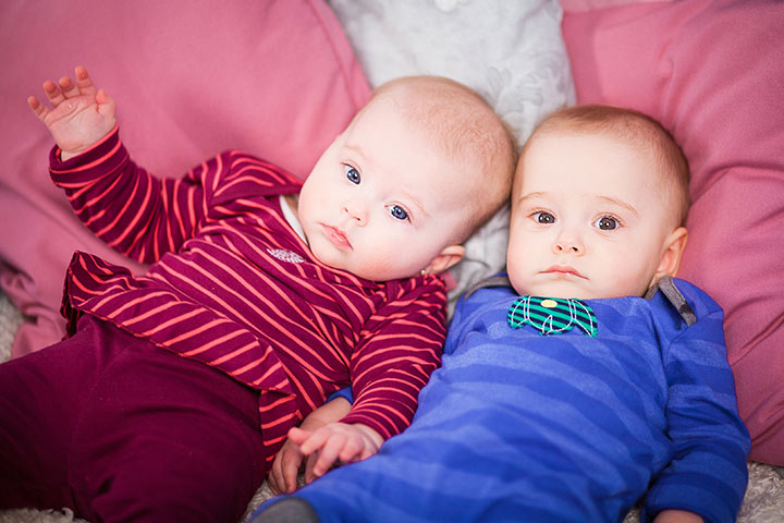 Les adorables bébés jumeaux ayant une conversation dans la langue courante du bébé font fondre des millions de cœurs! 9 Les adorables bébés jumeaux ayant une conversation dans la langue courante du bébé font fondre des millions de cœurs!