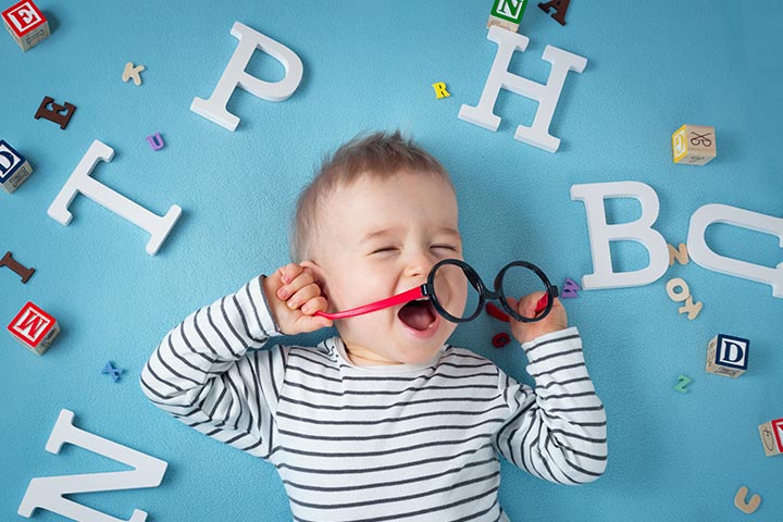 Les bébés du monde entier babillent dans la même langue