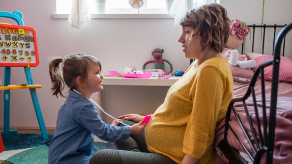 Les experts disent que les femmes enceintes ne semblent pas avoir un risque accru de coronavirus 7 À quoi s'attendre Logo