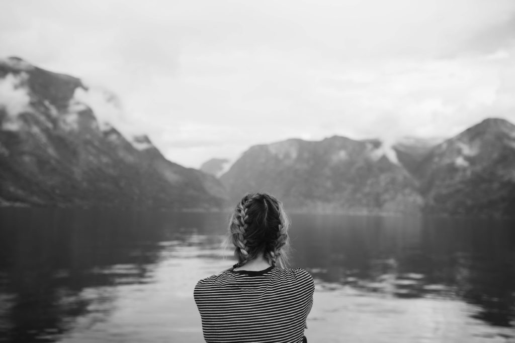 Les filles sans mère dans des relations tendues pleurent différemment