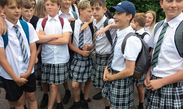 Les garçons portent des jupes à l'école pour protester contre le code vestimentaire 6 Les garçons portent des jupes à l'école pour protester contre le code vestimentaire