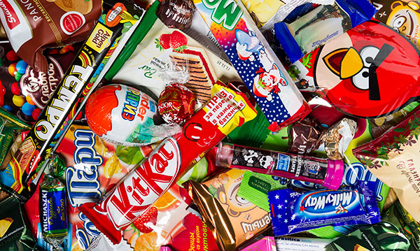 Les magasins devraient-ils déplacer les bonbons et les tabloïdes du niveau des yeux des enfants?