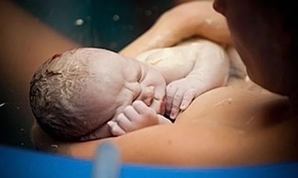 Les mamans accouchent via la césarienne et se tournent vers les «semis» vaginaux pour améliorer la santé de bébé