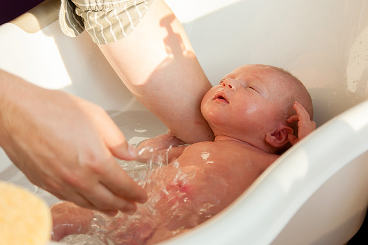 Les nouveau-nés ont de nombreux avantages grâce au bain tardif