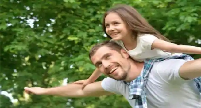 Les pères sont des parents plus heureux que les mères, révèle une étude