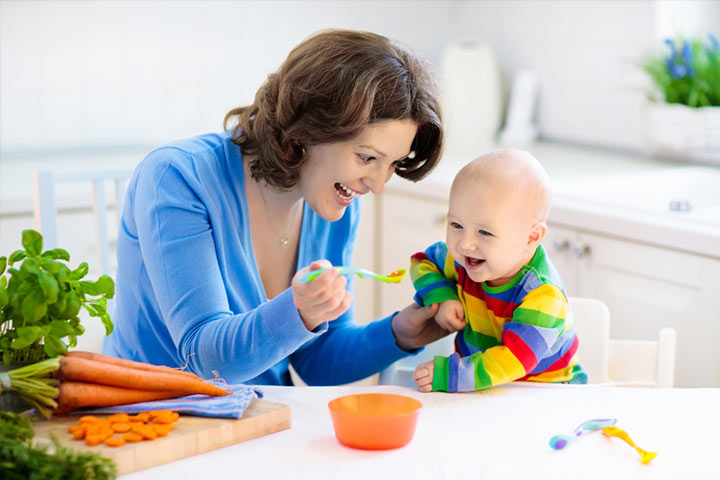 La classe de maître pour élever les premiers aliments de votre bébé