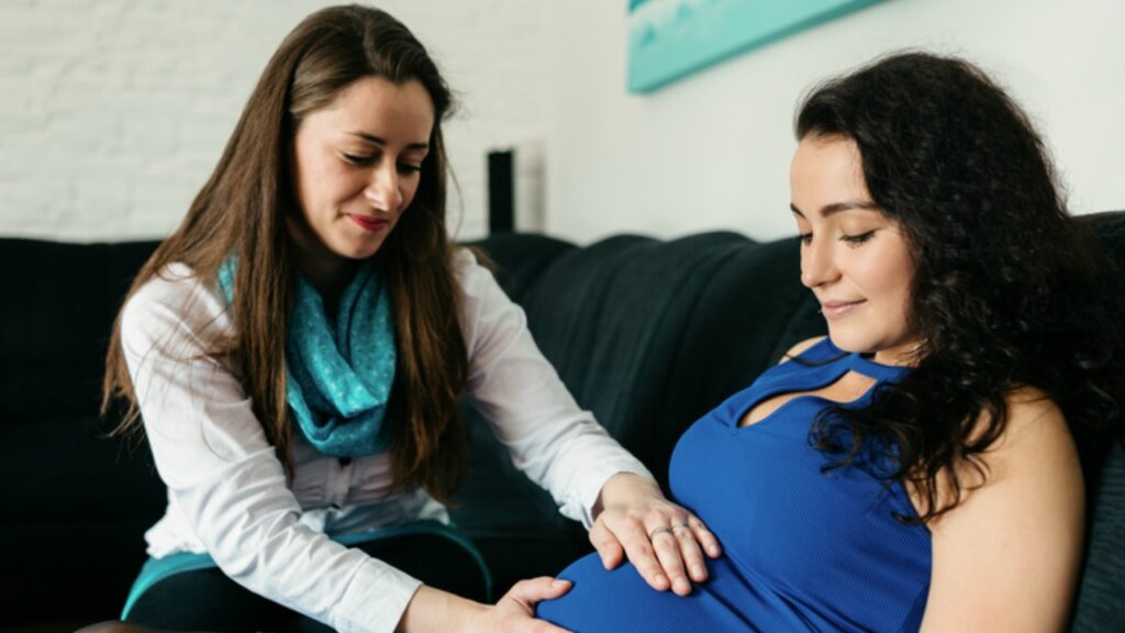 Les sages-femmes sont incroyables, et voici pourquoi vous devriez envisager d'en utiliser une