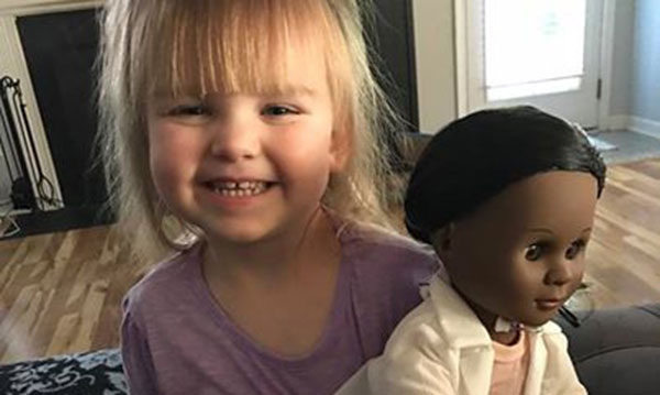 La petite fille ne se soucie pas si sa poupée lui ressemble 3 La petite fille ne se soucie pas si sa poupée lui ressemble
