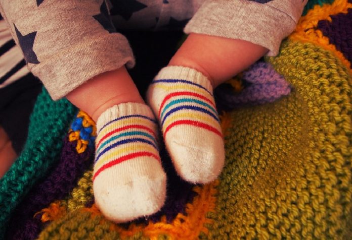À quel point vous ignorez le danger dans la chaussette de votre bébé 