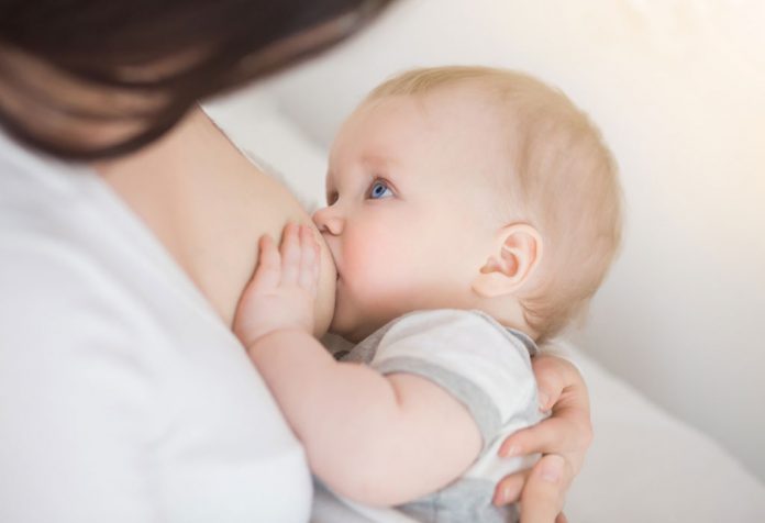 Une mère qui allaite son bébé Une mère qui allaite son bébé