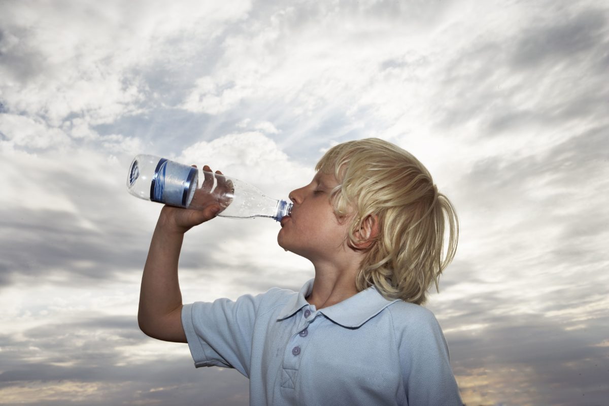 Les parents peuvent hydrater leurs enfants pour calmer l'anxiété