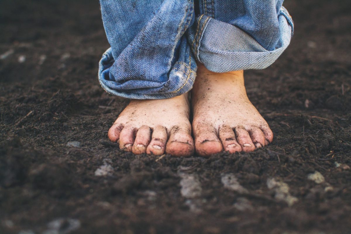 Les avantages et les inconvénients de laisser les enfants pieds nus