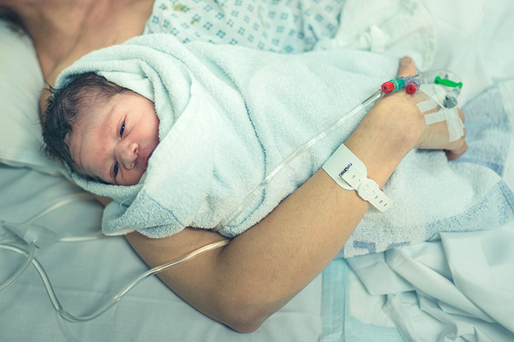 Maman prend des photos incroyables de son propre travail et de son accouchement