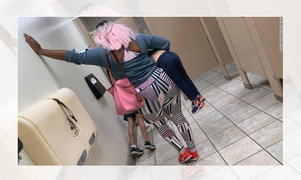 Maman discipline son fils avec des pompes dans la salle de bain du magasin