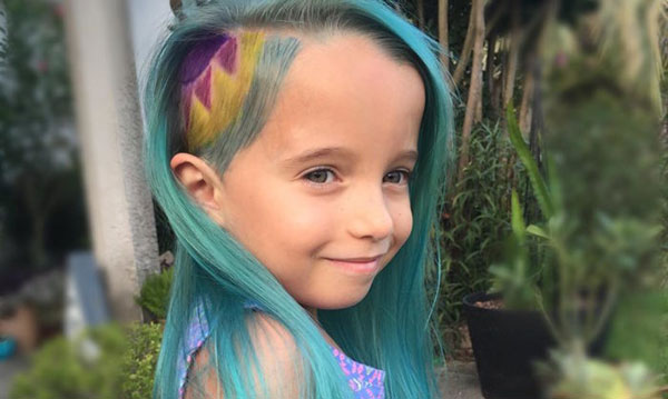 Maman fait face à un contrecoup après avoir donné à sa fille des «cheveux de licorne»