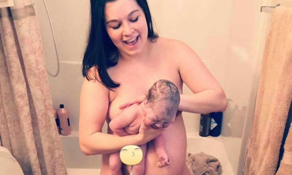 Maman partage une photo de naissance à la maison après un séjour à l'hôpital Shady