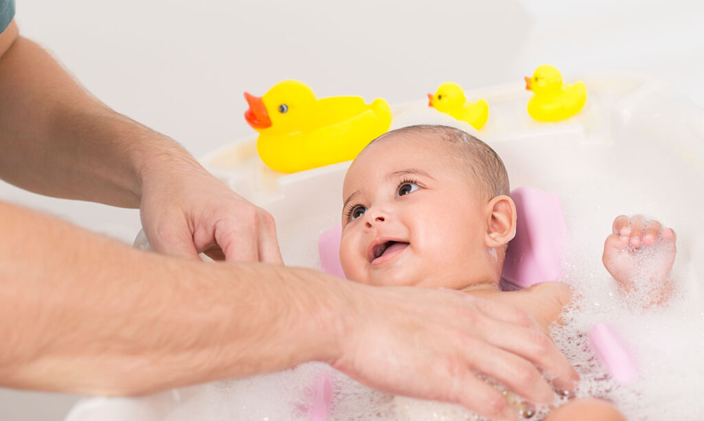 Maman prétend que les papas ne devraient pas baigner leurs filles, suscite l'indignation