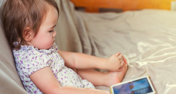 Mamans, il faut se souvenir de ces 8 précautions quand notre bébé ... 5 Les mamans doivent se rappeler ces 8 précautions lorsque notre bébé regarde des dessins animés télévisés