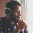 ▷ Carrières de thérapeute de danse / mouvement Man Listening to Music