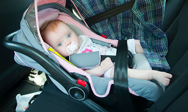 Mère laisse l'enfant dans une voiture chaude pour qu'elle puisse s'entraîner