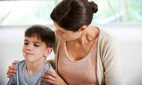 Maman arrêtée pour avoir gardé un enfant malade à la maison à l'école
