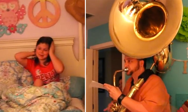 Maman enrôle un groupe de 5 musiciens pour réveiller sa fille à l'école