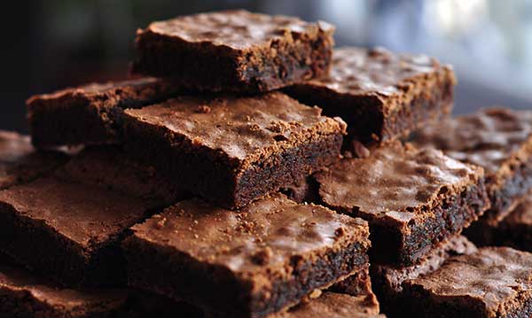 Maman utilise du lait maternel dans la recette de brownies de vente de pâtisseries