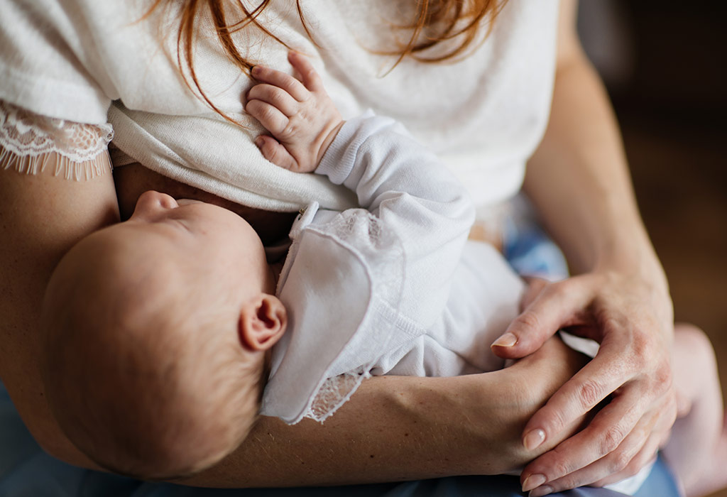 Une mère qui allaite son bébé